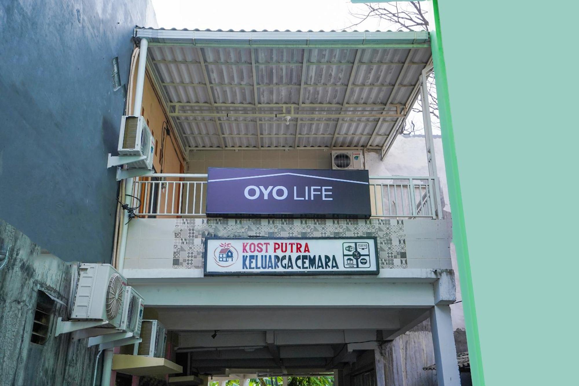 Oyo Life 2619 Kost Keluarga Cemara Hotel Gresik Exterior photo