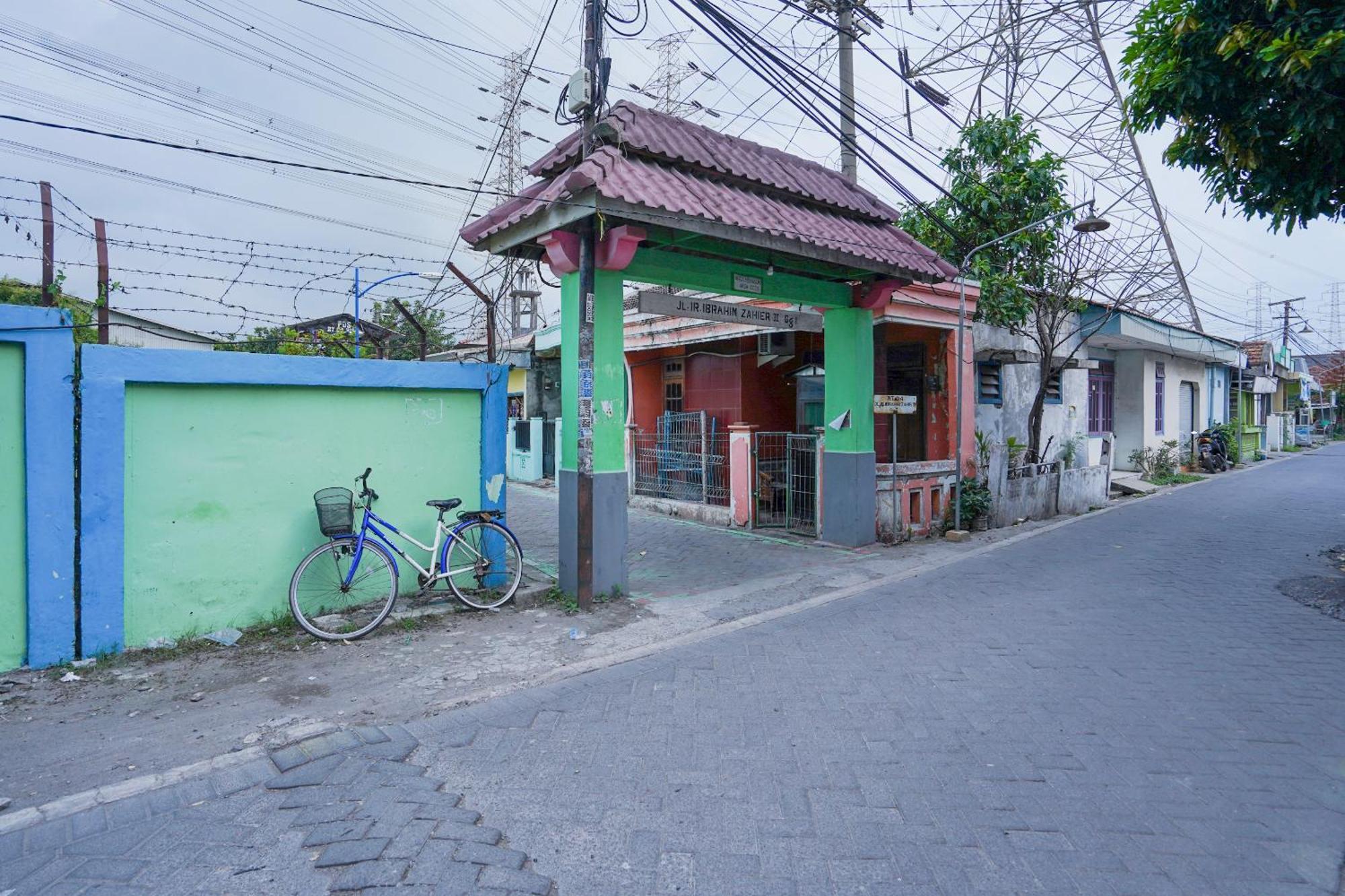 Oyo Life 2619 Kost Keluarga Cemara Hotel Gresik Exterior photo