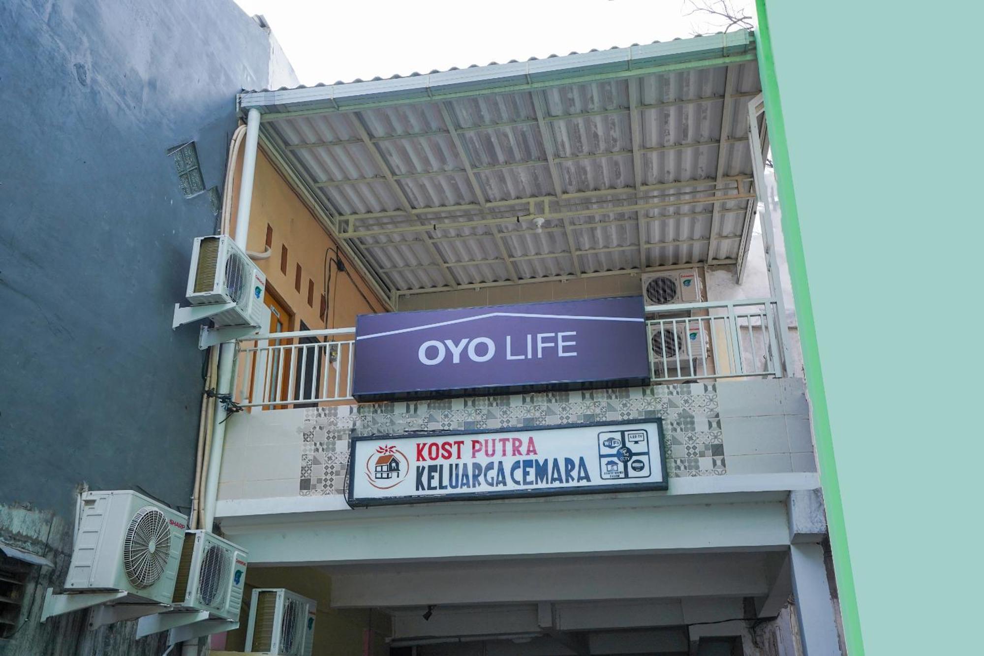 Oyo Life 2619 Kost Keluarga Cemara Hotel Gresik Exterior photo